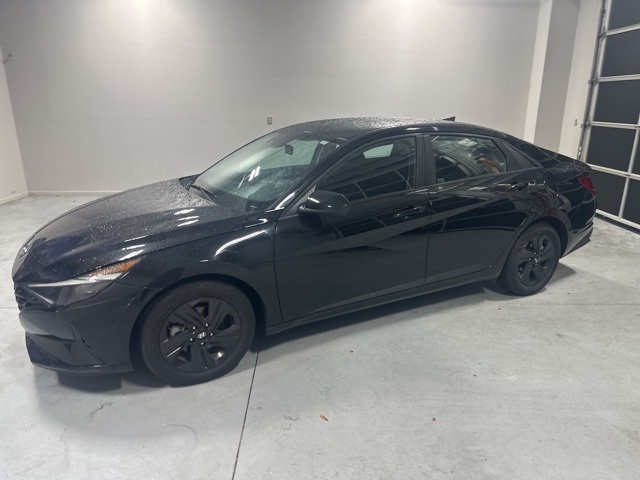 2023 Hyundai Elantra SEL photo 2