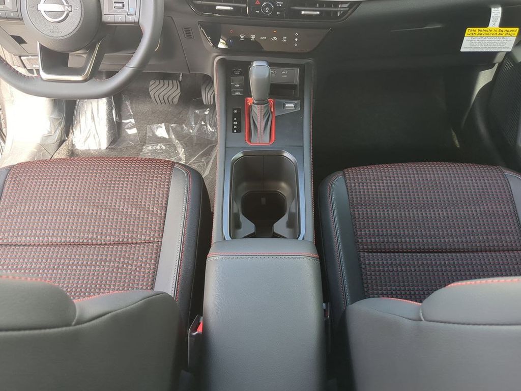 2025 Nissan Kicks SR photo 17