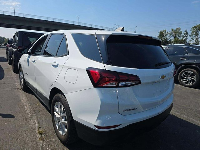 2022 Chevrolet Equinox LS photo 2