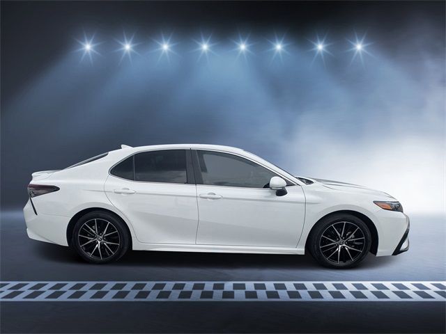 2024 Toyota Camry Hybrid SE photo 2