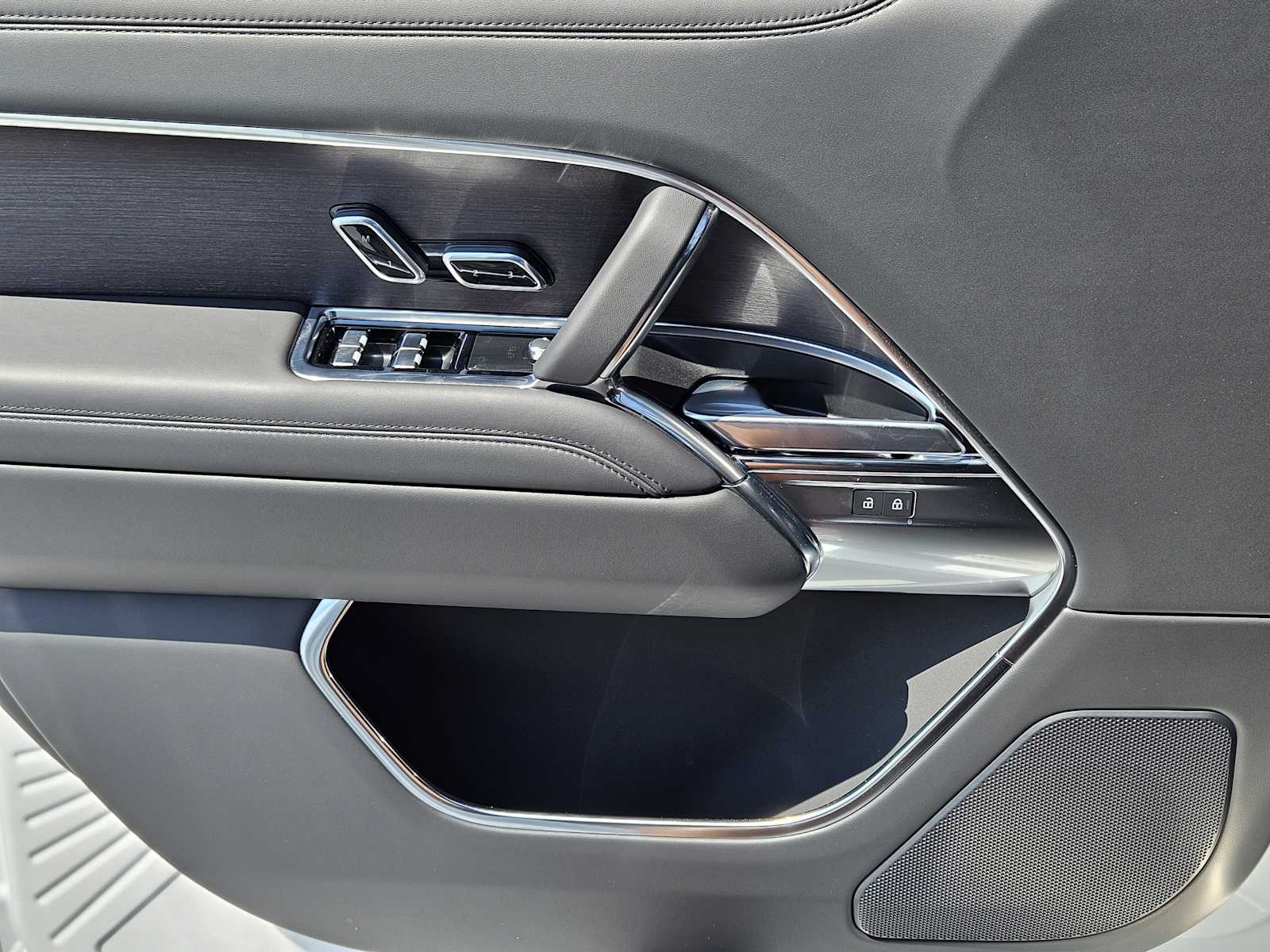 2025 Land Rover Range Rover SE photo 17