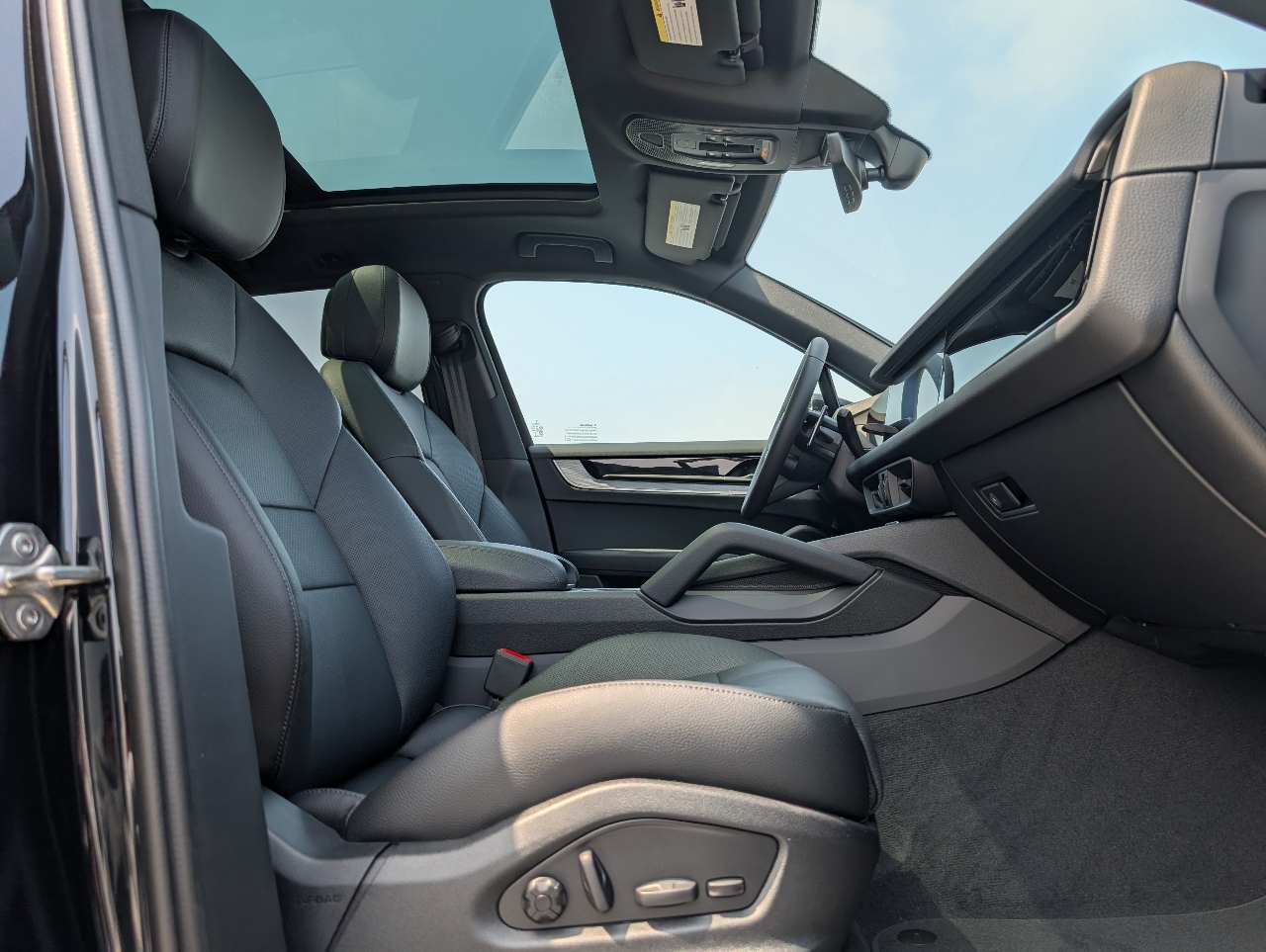 2025 Porsche Cayenne photo 17