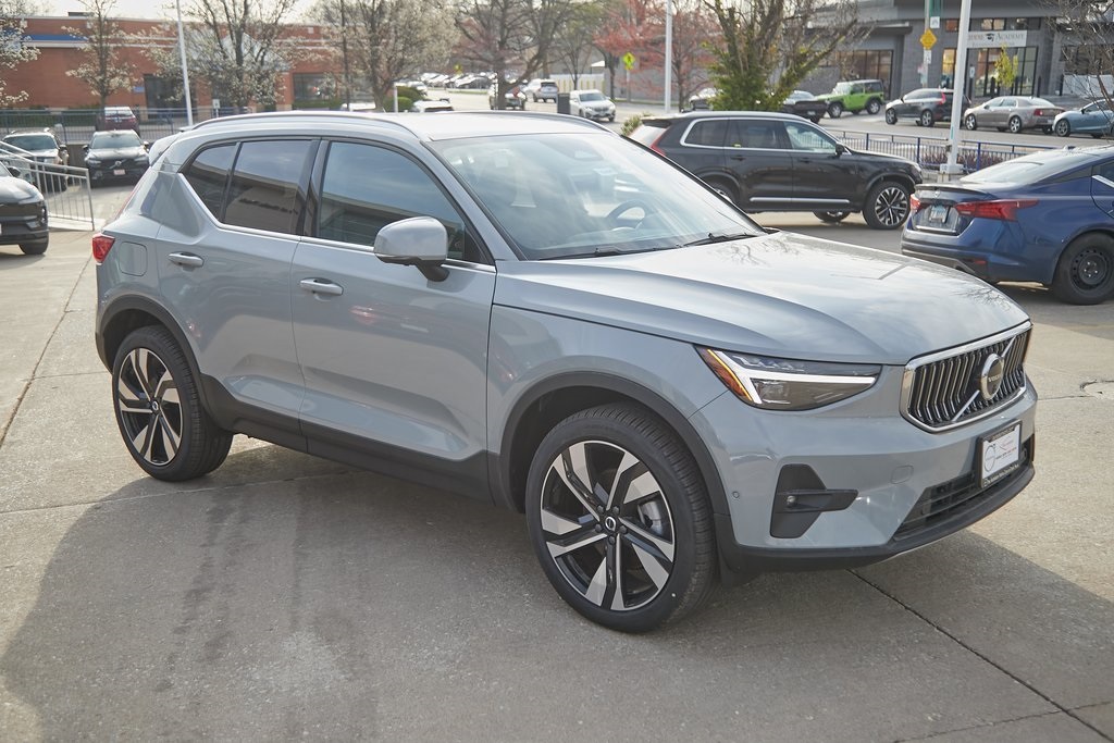 2025 VOLVO XC40 - Image 3