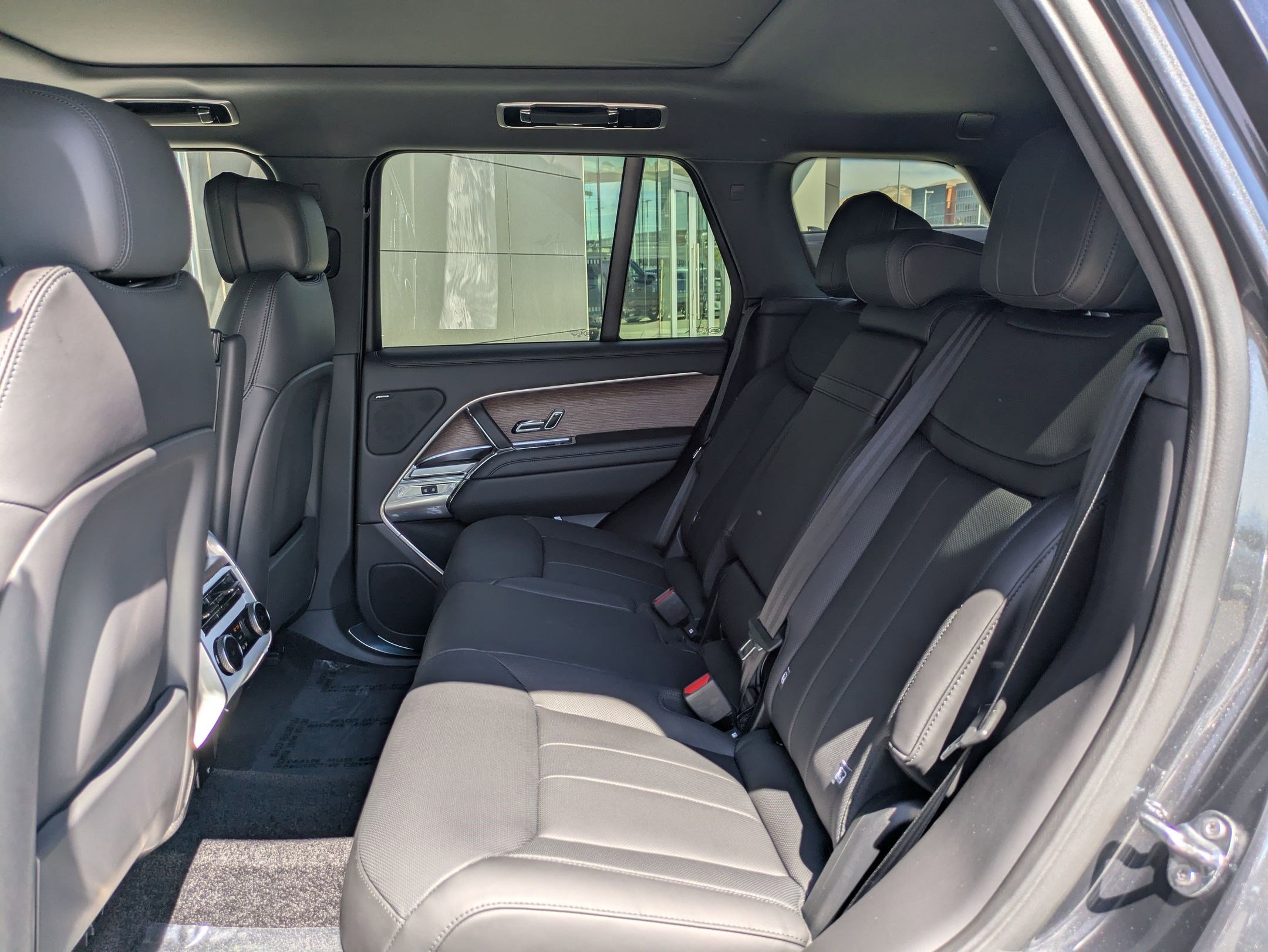2025 Land Rover Range Rover SE photo 13