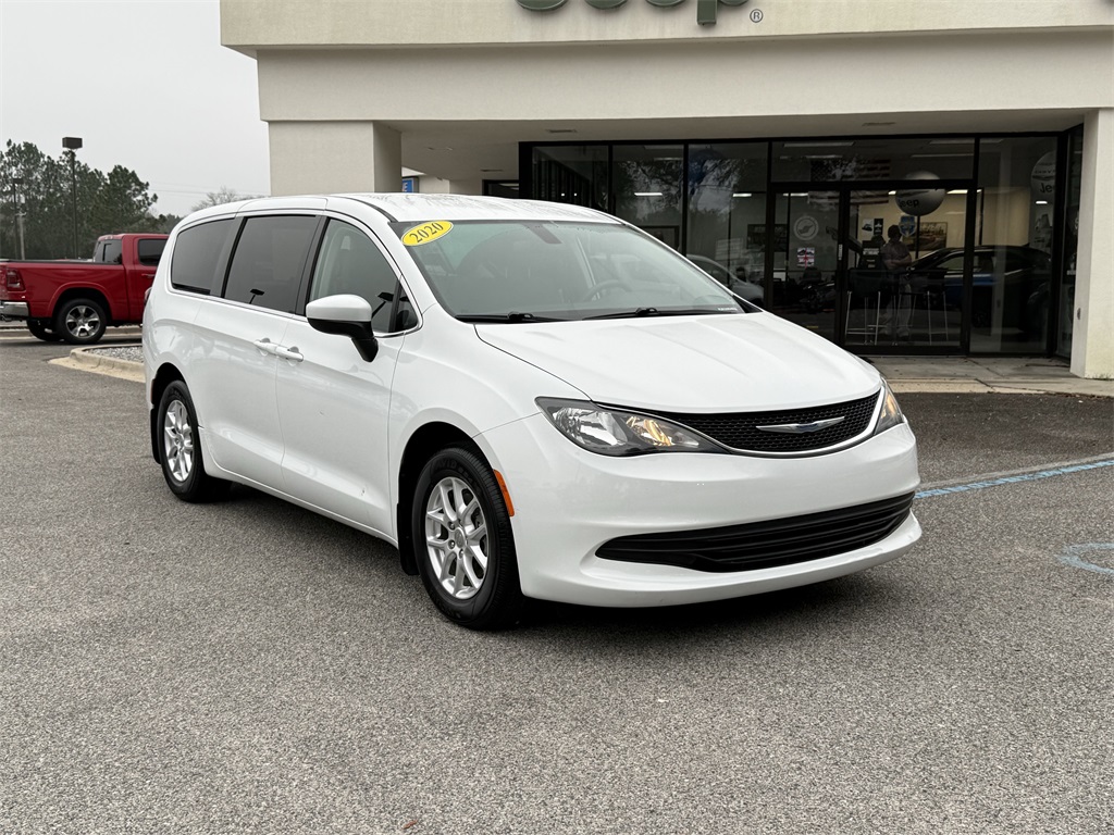 2020 Chrysler Voyager LX's photo