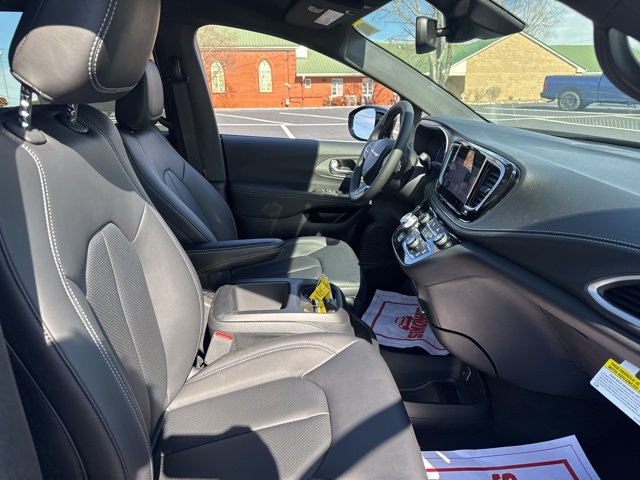 2025 Chrysler Pacifica photo 8