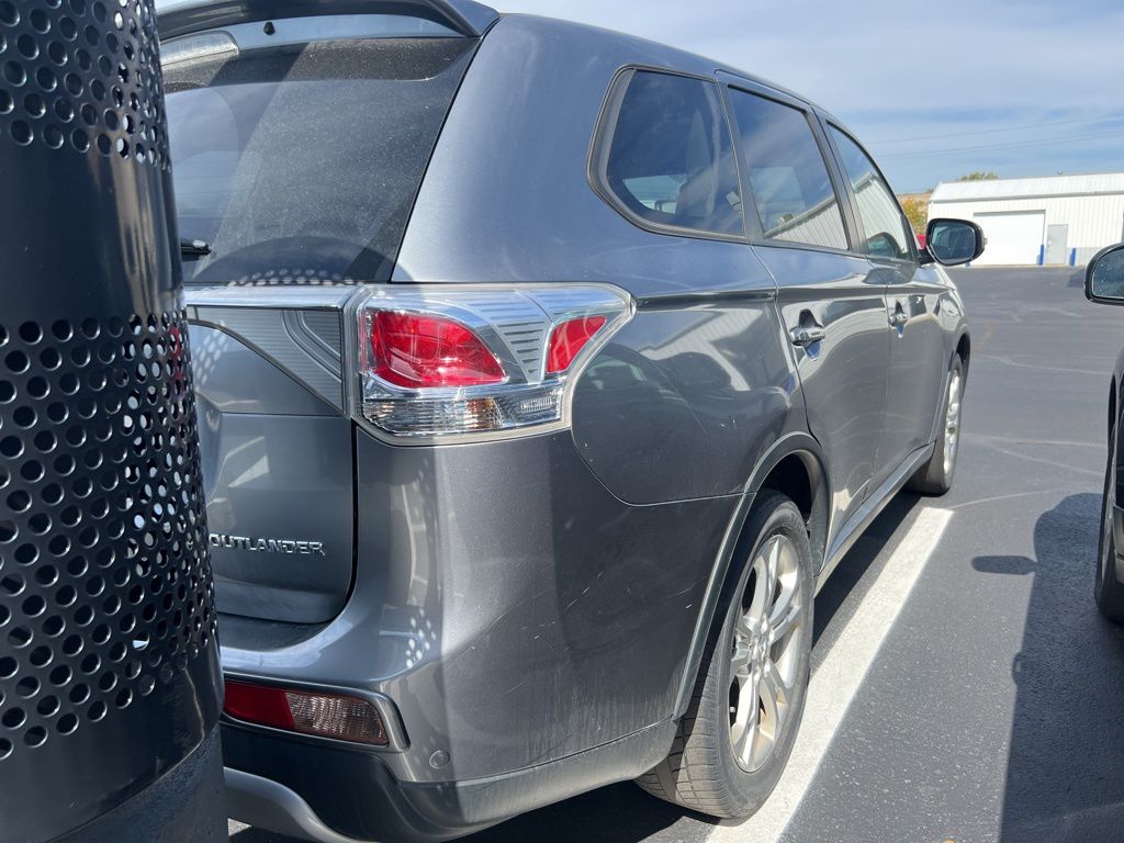 2015 Mitsubishi Outlander SE photo 2