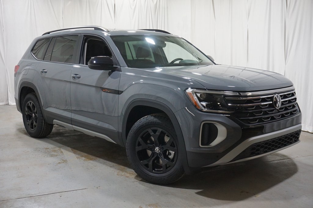 2025 Volkswagen Atlas Peak Edition SE photo 2