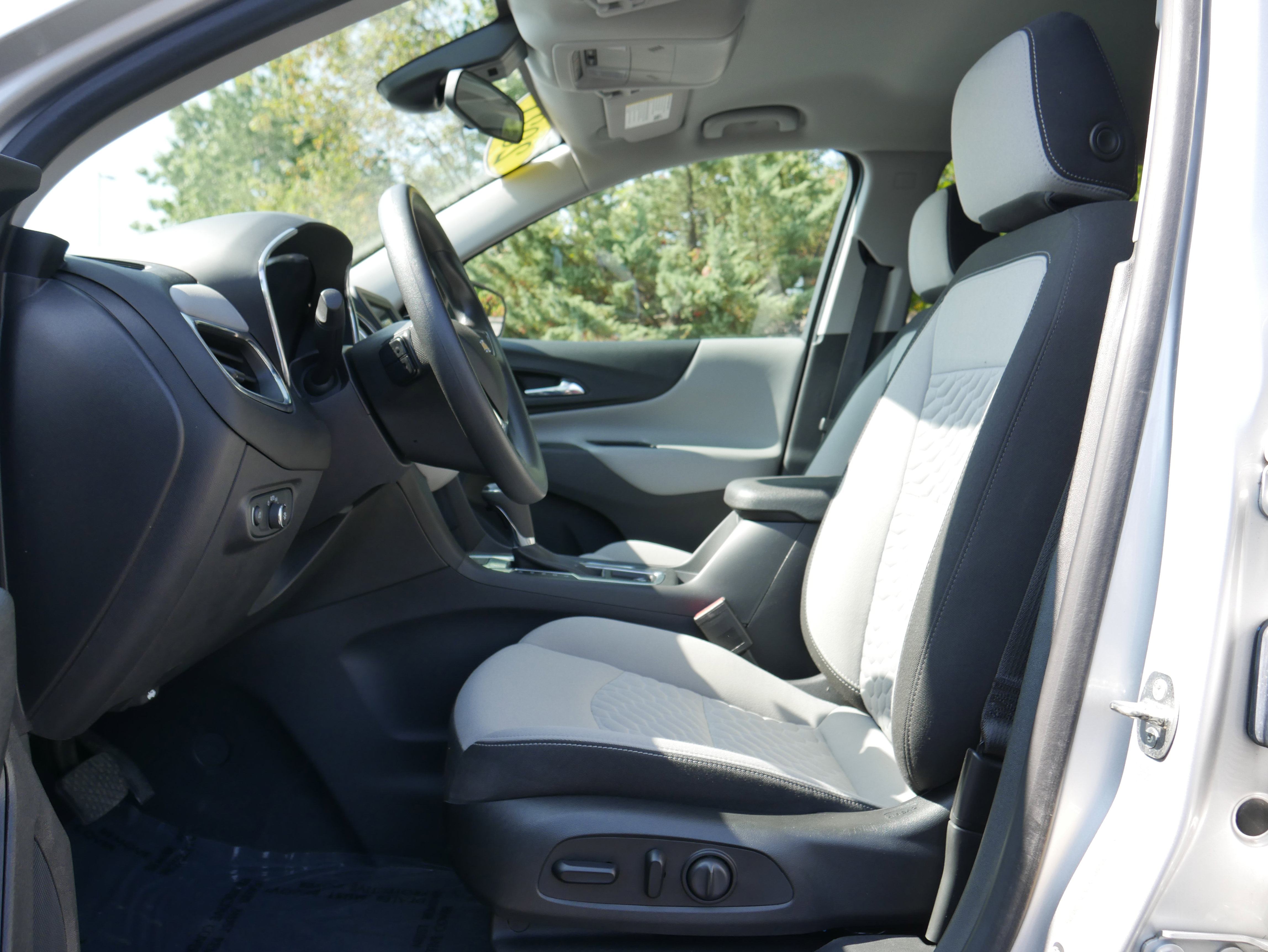 2021 Chevrolet Equinox LS photo 2