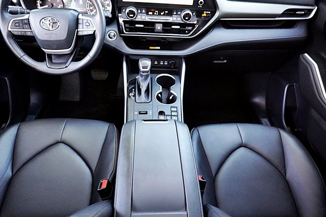 Used 2024 White Toyota LE image 21