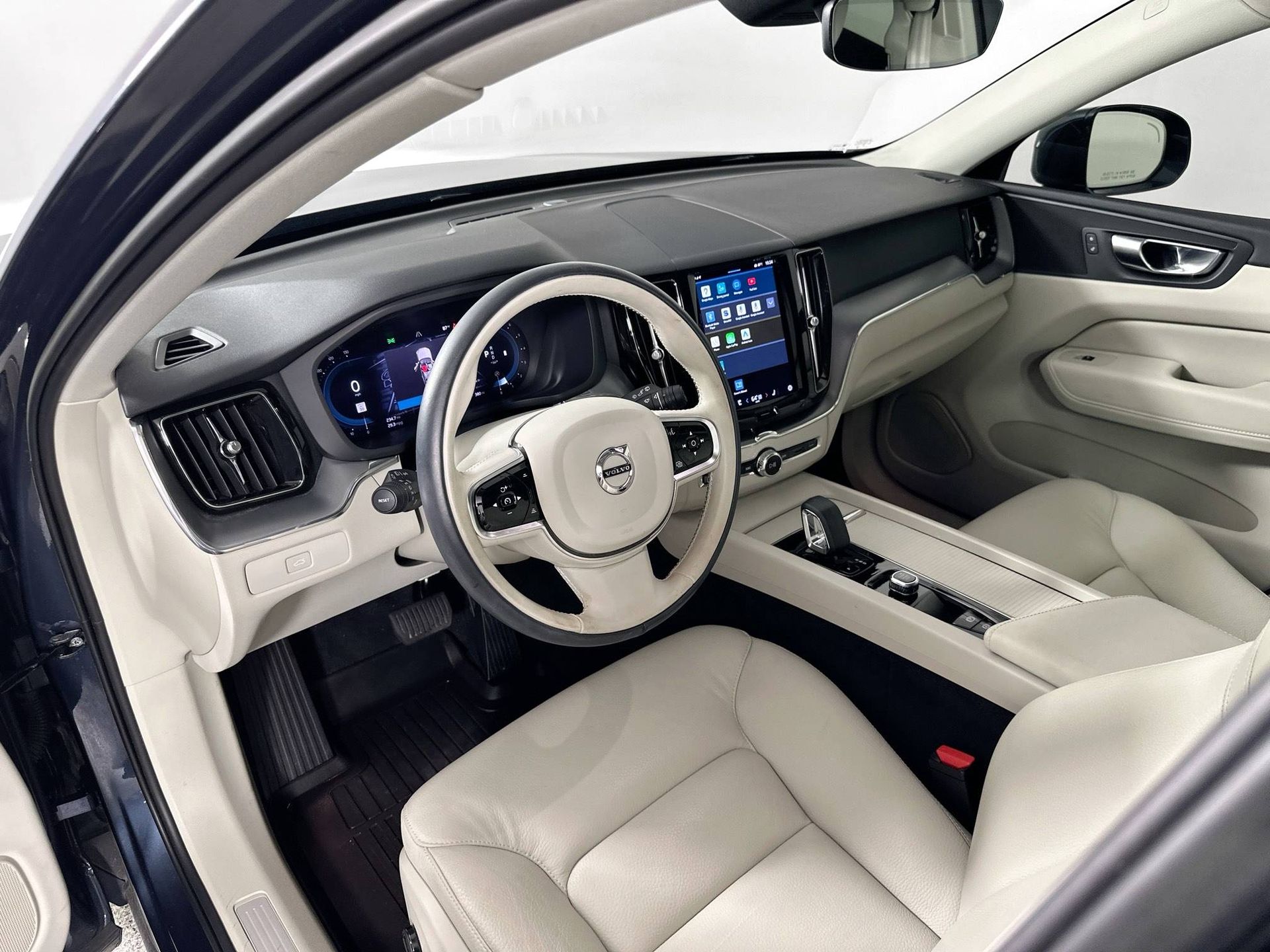 2023 Volvo XC60 B5 Core photo 9