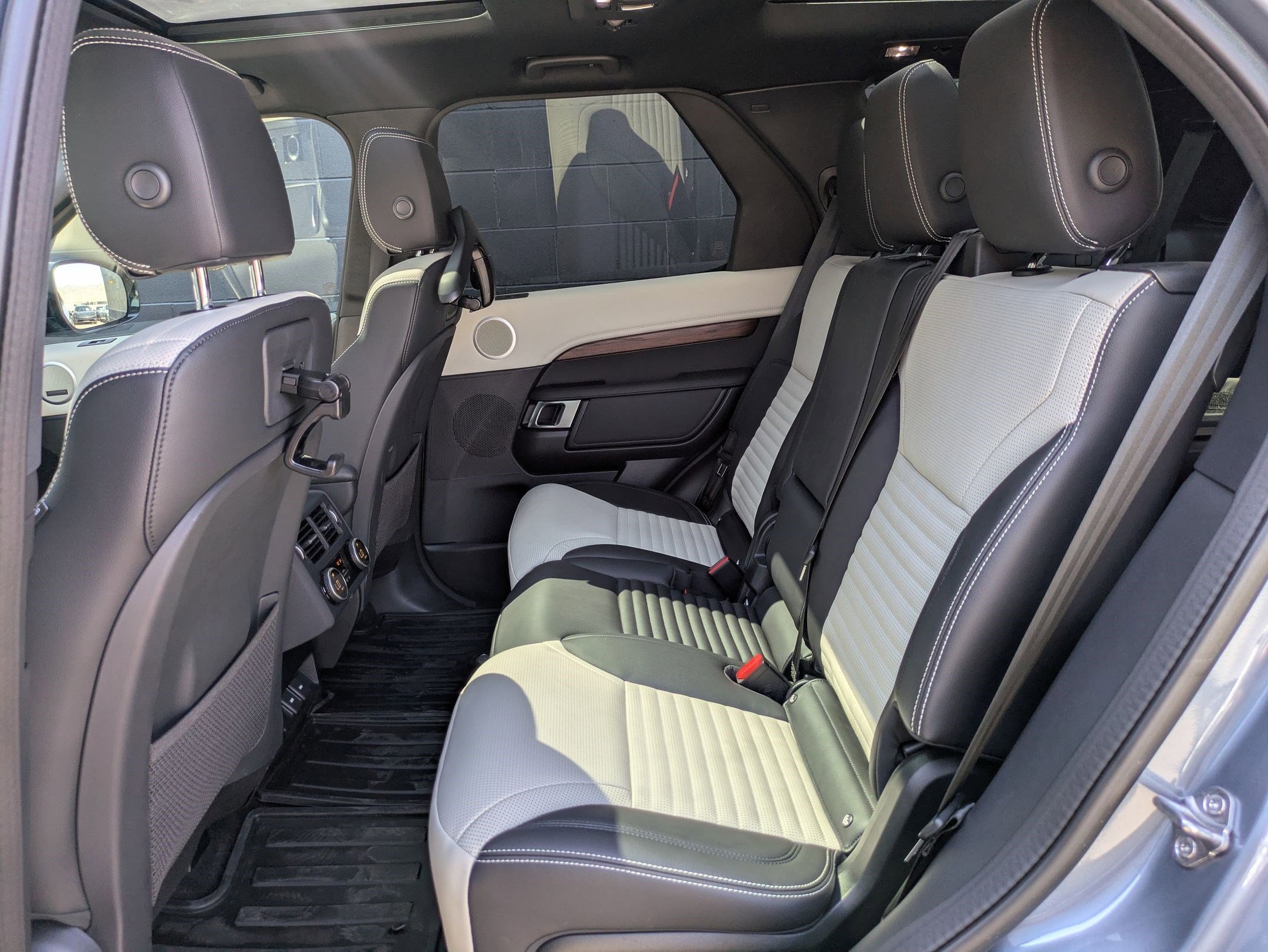 2023 Land Rover Discovery P300 S S R-Dynamic photo 22