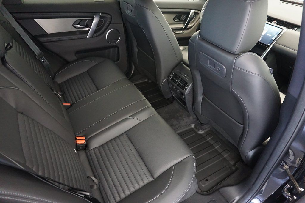 2025 Land Rover Discovery Sport SE photo 24