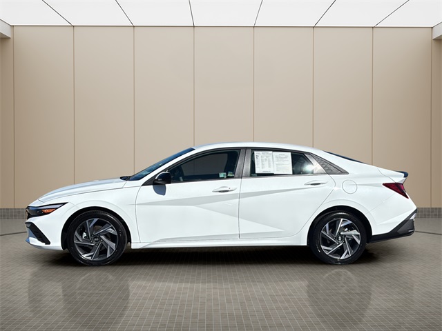2025 Hyundai Elantra SEL Sport photo 2