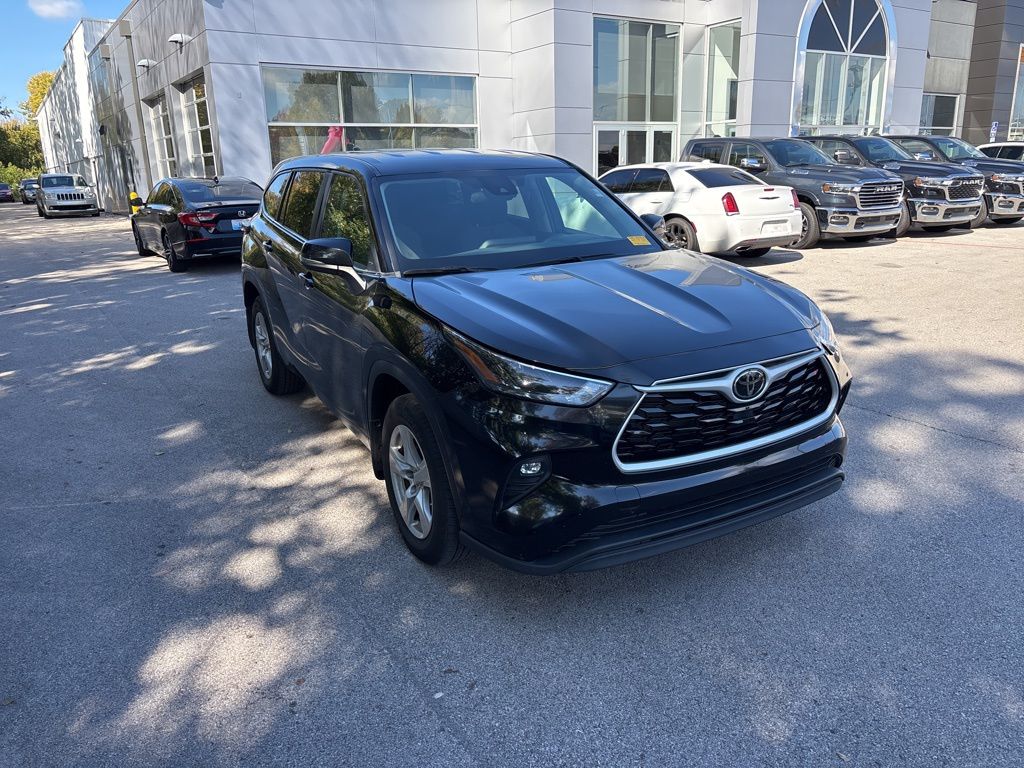 2024 Toyota Highlander LE's photo