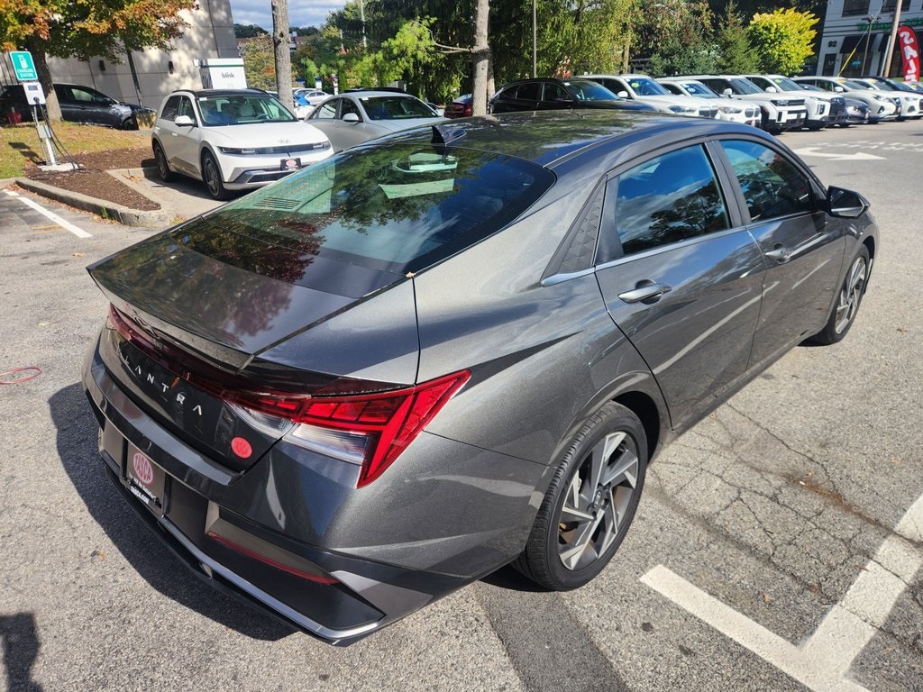 2024 Hyundai Elantra SEL Convenience photo 3