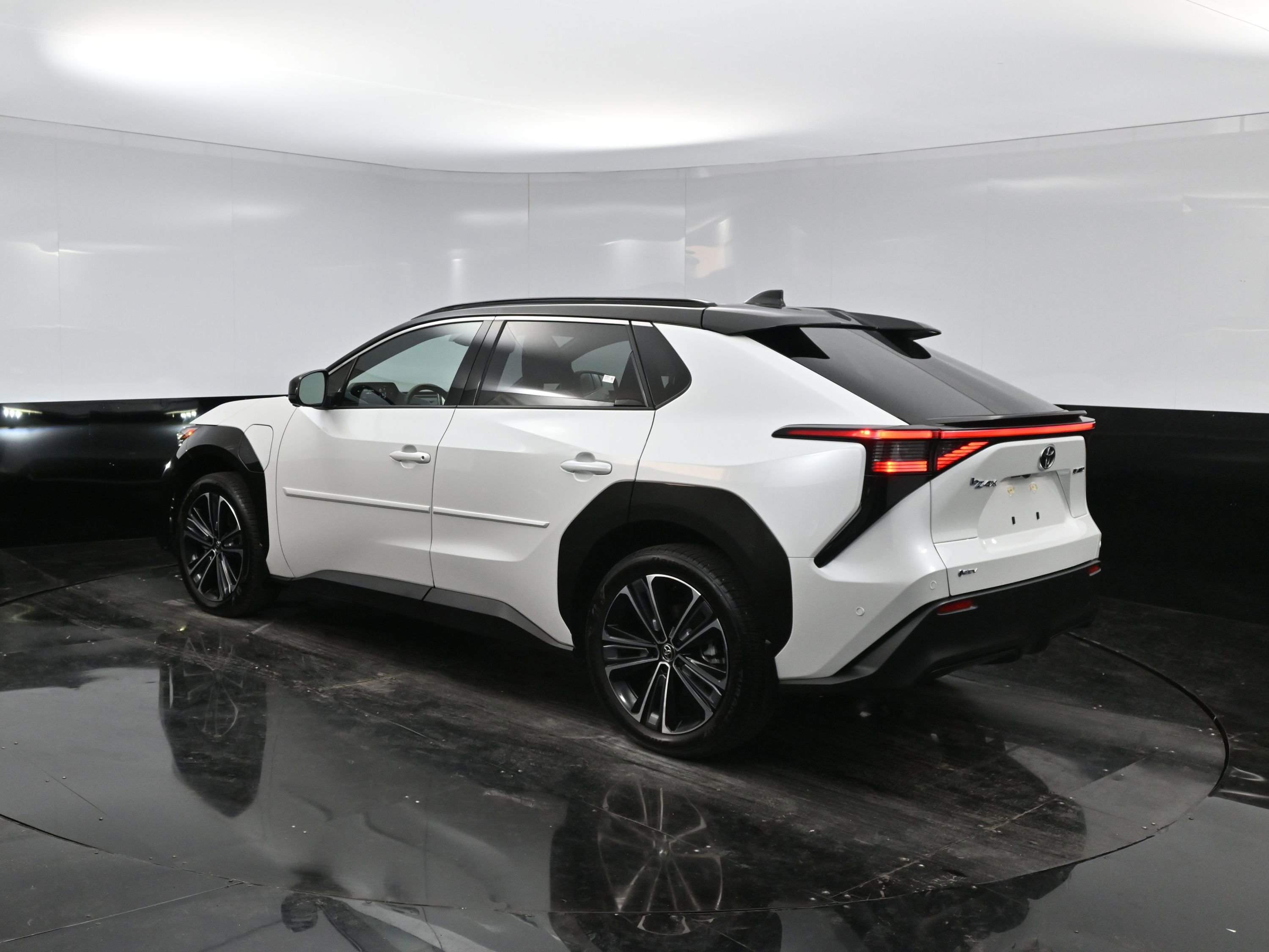 2024 Toyota bZ4X XLE photo 4