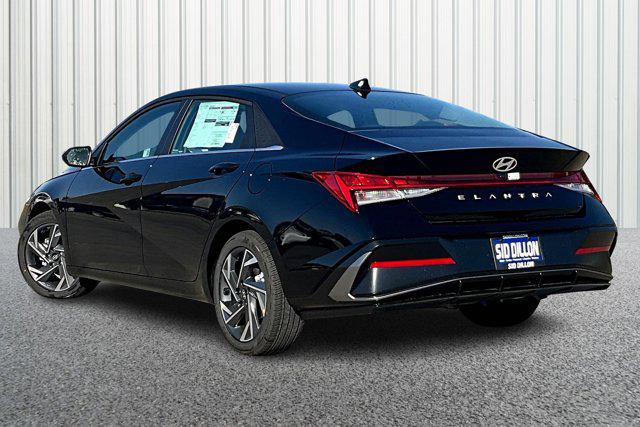 2025 Hyundai Elantra SEL Convenience photo 3
