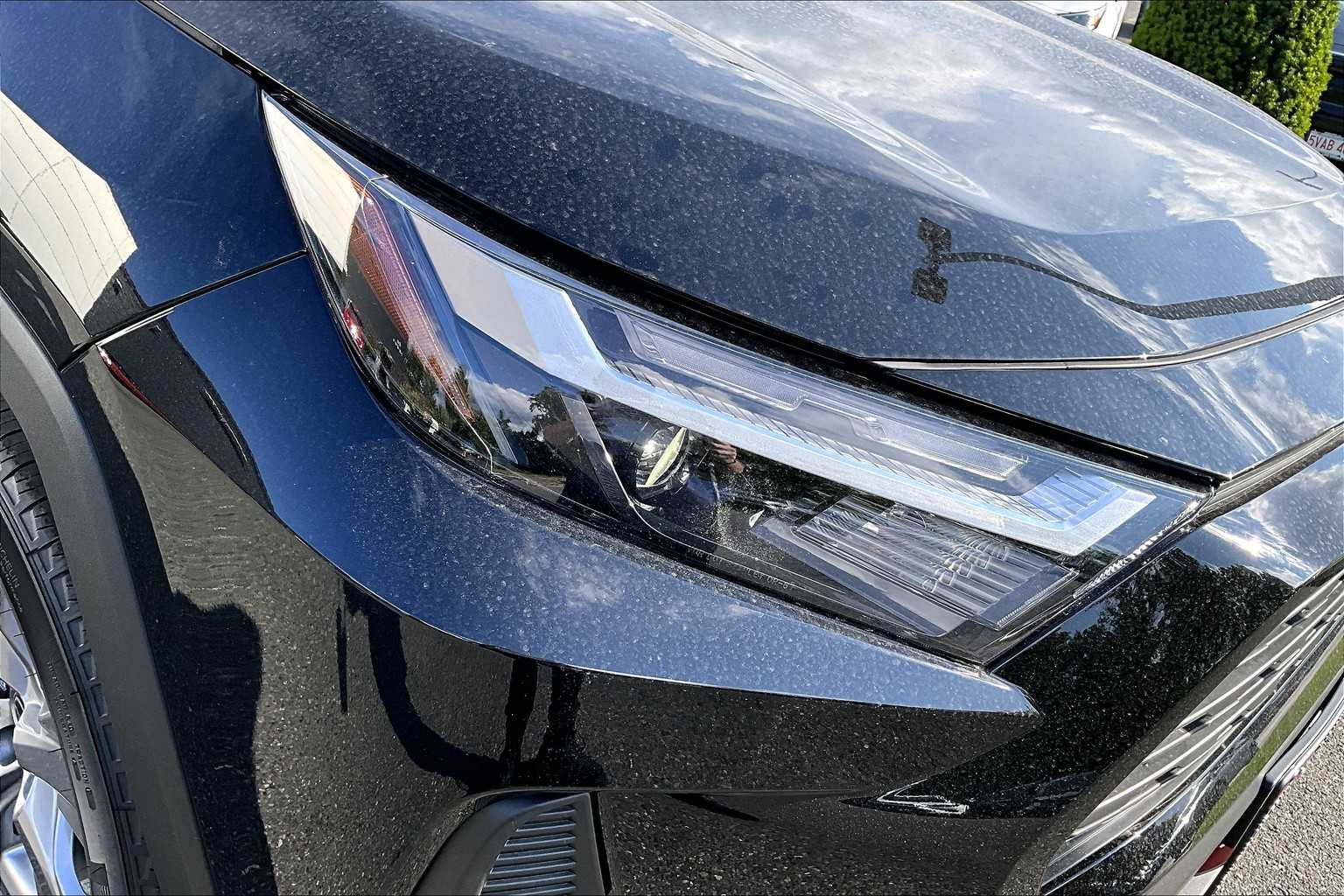 2025 Toyota RAV4 XLE photo 12