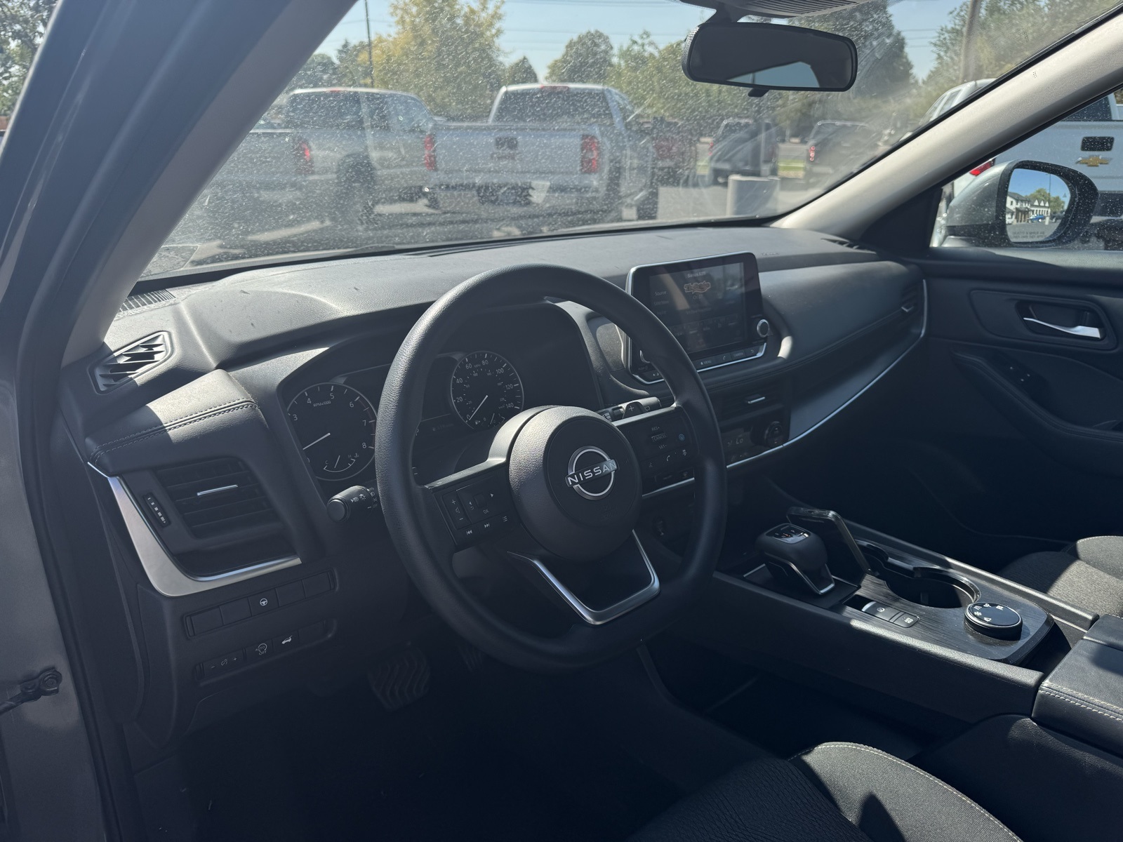 2024 Nissan Rogue SV photo 3
