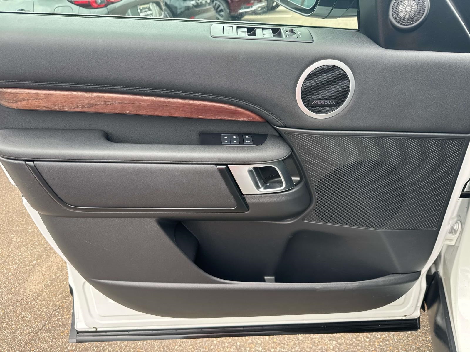 2024 Land Rover Discovery S photo 14
