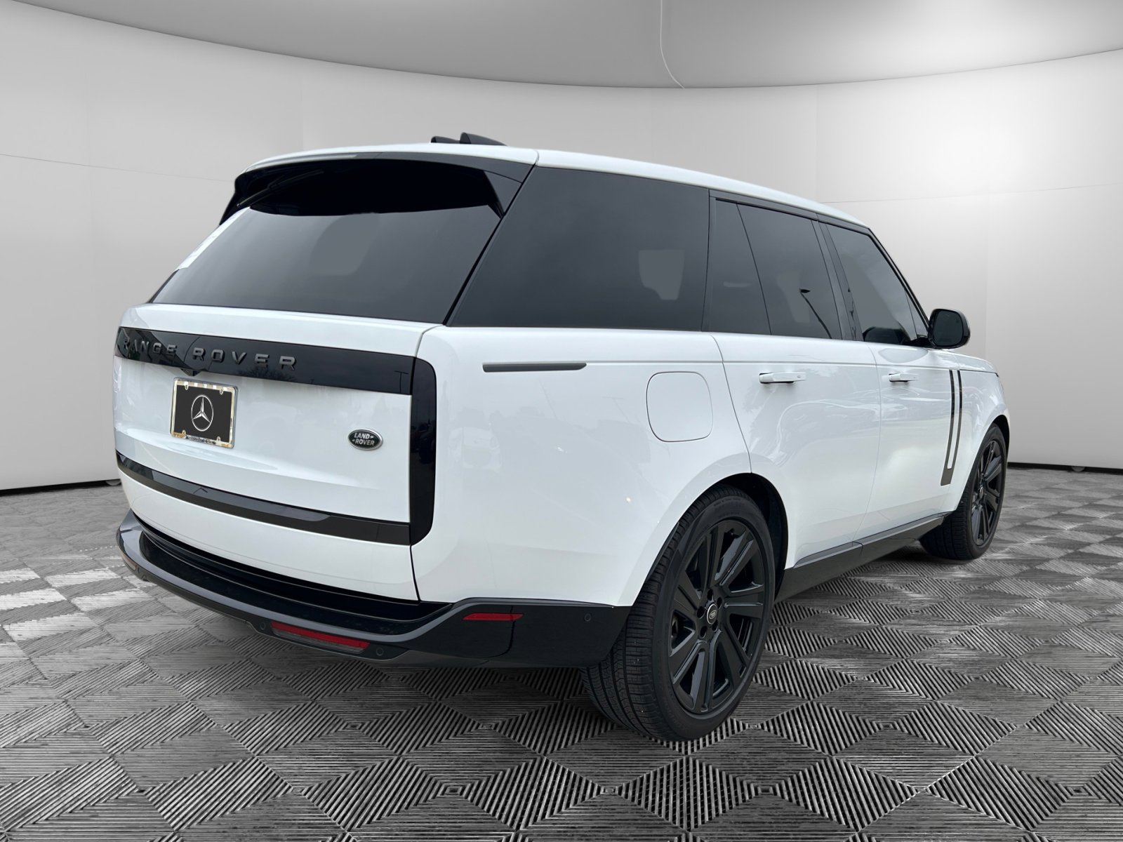 2023 Land Rover Range Rover SE photo 4