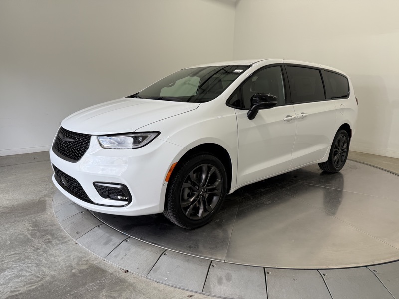 2026 Chrysler Pacifica photo 3