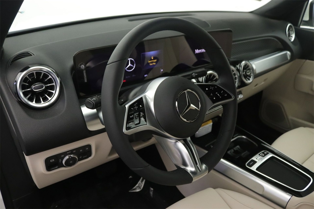 2025 Mercedes Benz GLB 250 photo 3