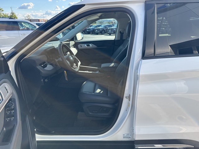 2025 Ford Explorer photo 8