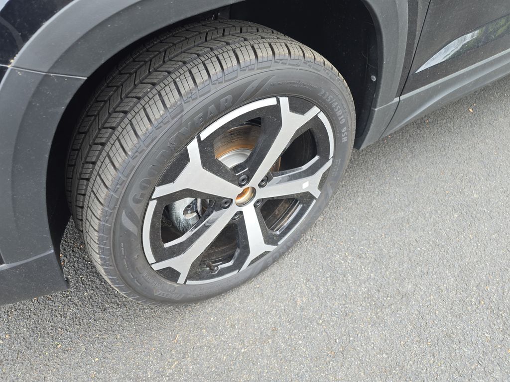 2025 Volkswagen Taos SEL photo 2
