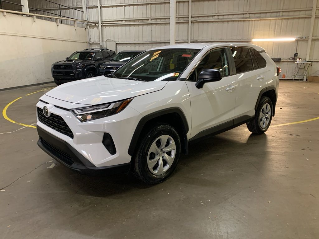 2025 Toyota RAV4 LE's photo
