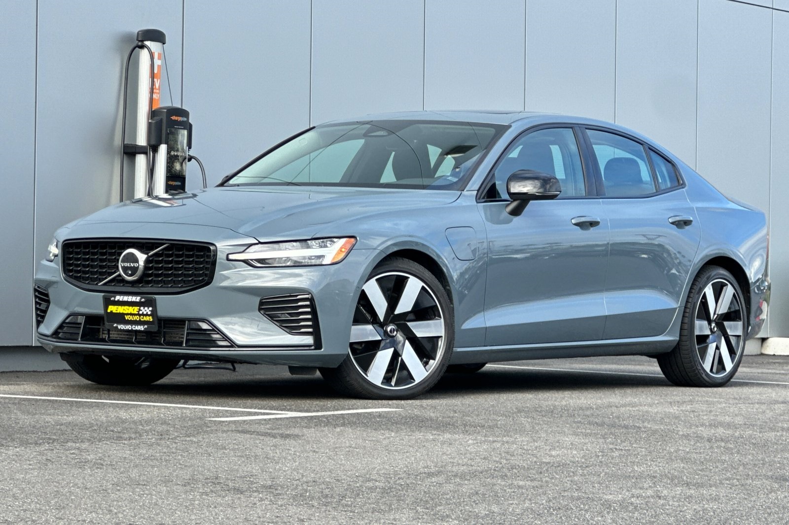 2023 Volvo S60 Recharge T8 Plus photo 2