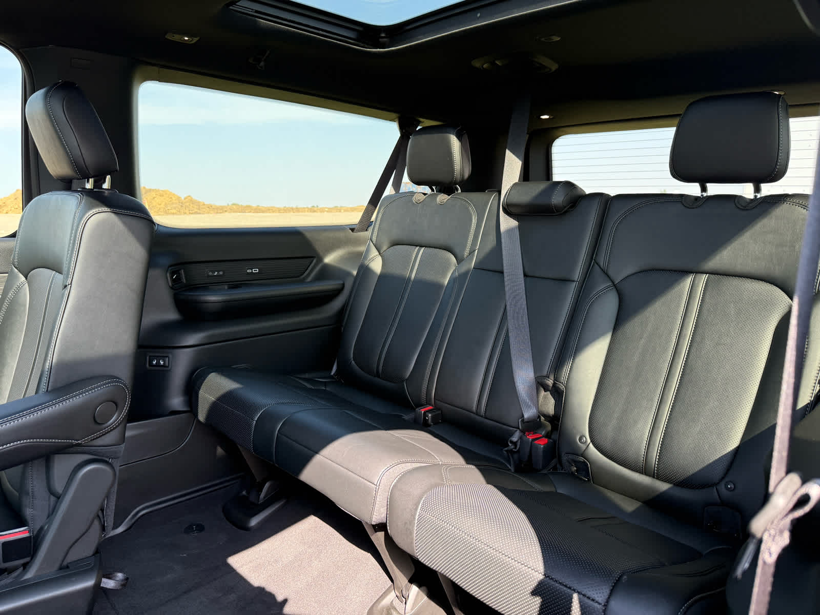 2024 Jeep Wagoneer L Series III photo 16
