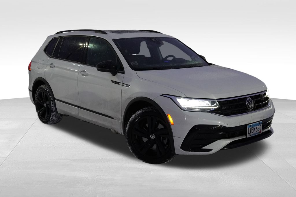 2023 Volkswagen Tiguan SE R-LINE BLACK's photo