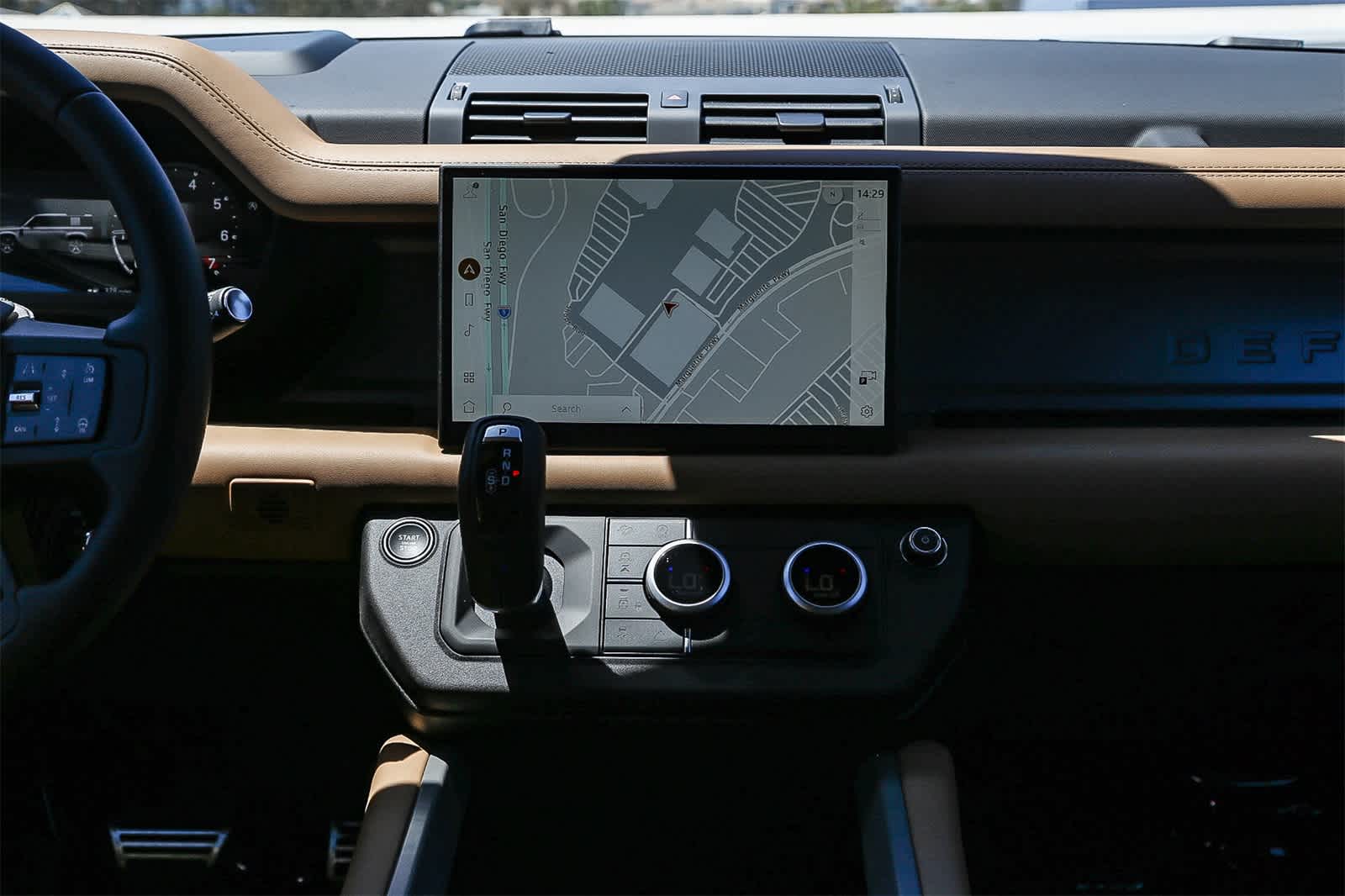 2025 Land Rover Defender 110 photo 13