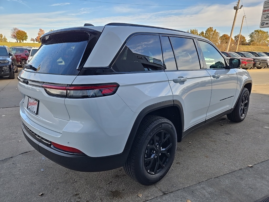 2025 Jeep Grand Cherokee Altitude photo 4