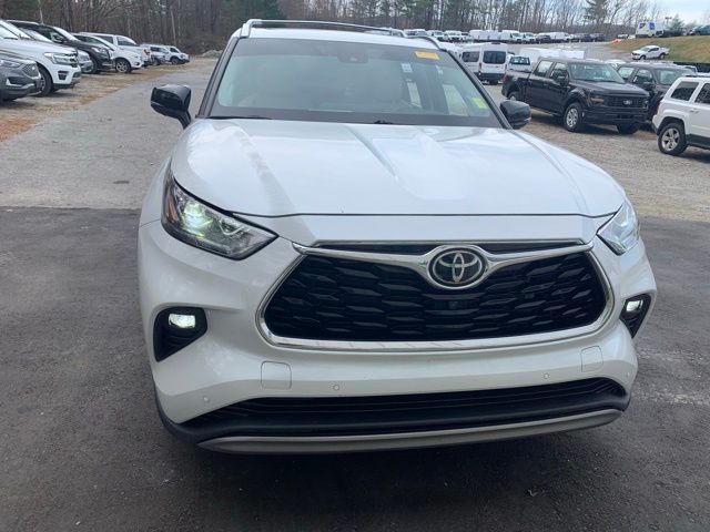 2022 Toyota Highlander Platinum photo 2