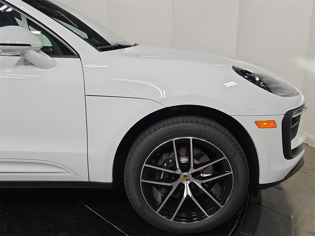 2026 Porsche Macan T photo 11