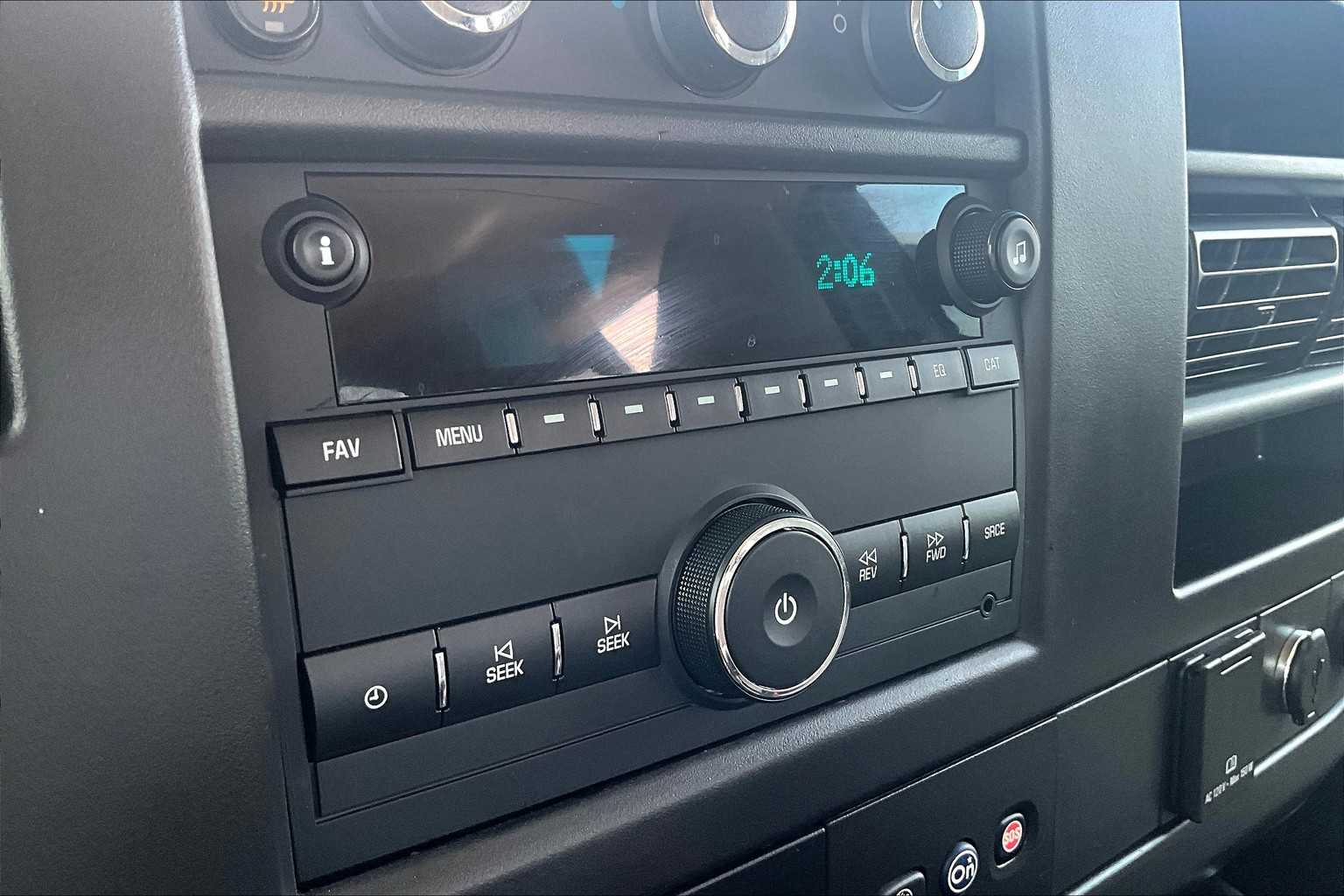 2018 Chevrolet Express Passenger LT photo 31