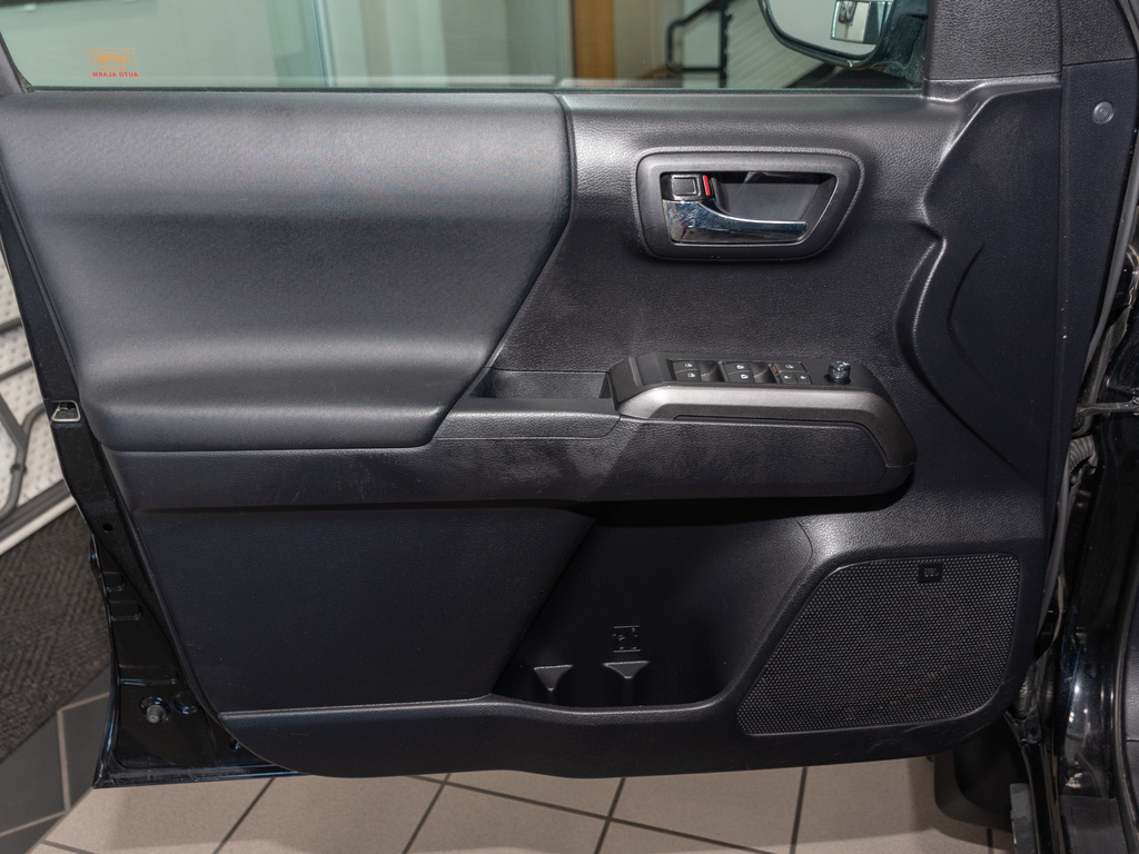 2019 Toyota Tacoma TRD Sport photo 8