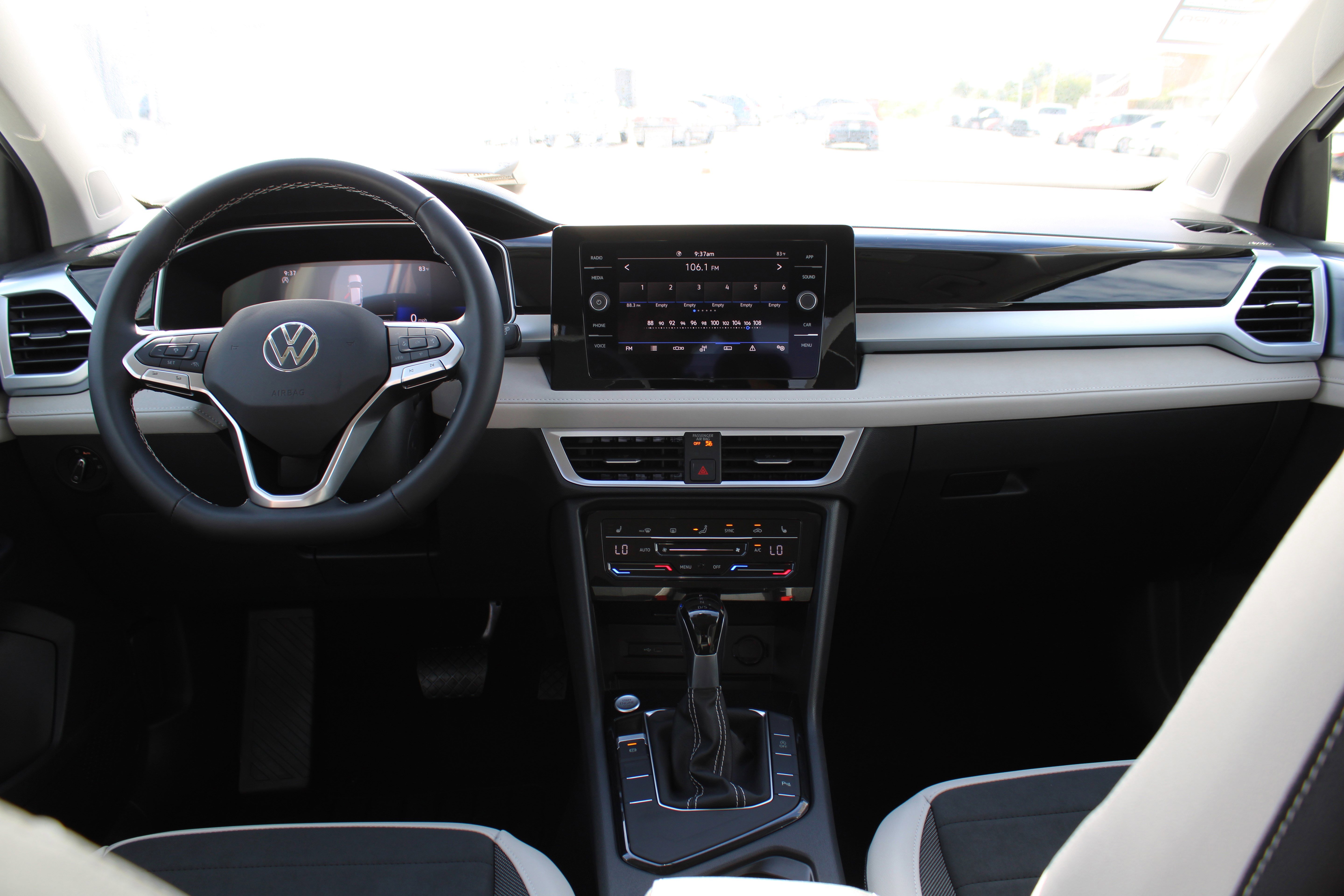 2025 Volkswagen Taos SE photo 2