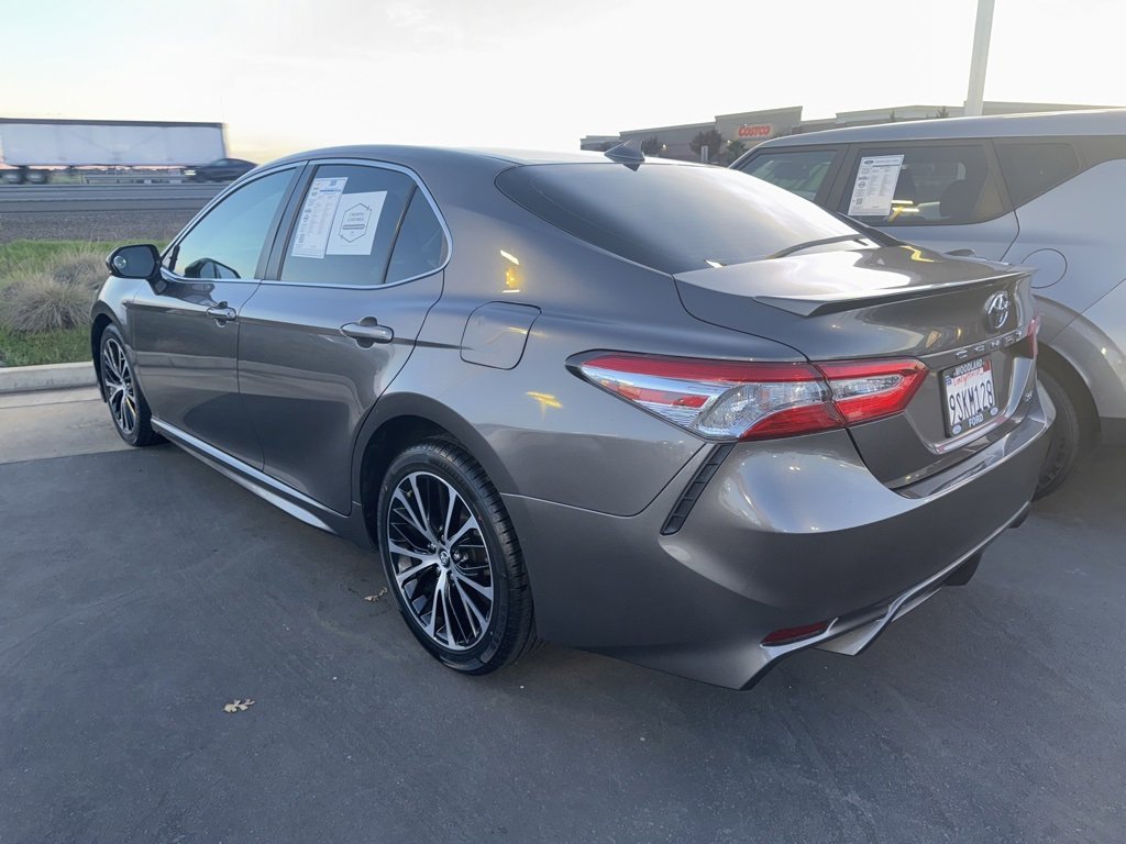 2020 Toyota Camry SE photo 3