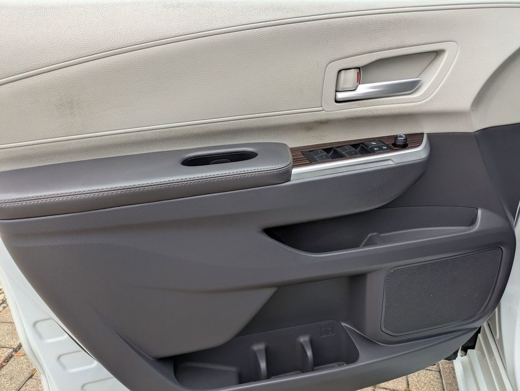 2022 Toyota Sienna XLE photo 12