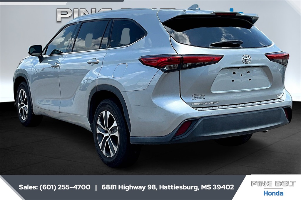 2022 Toyota Highlander XLE photo 2