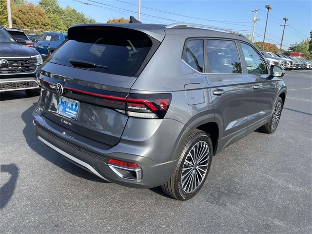 2025 Volkswagen Taos SE photo 6