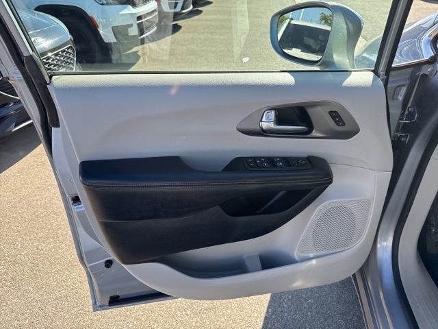 2021 Chrysler Pacifica Touring L photo 13