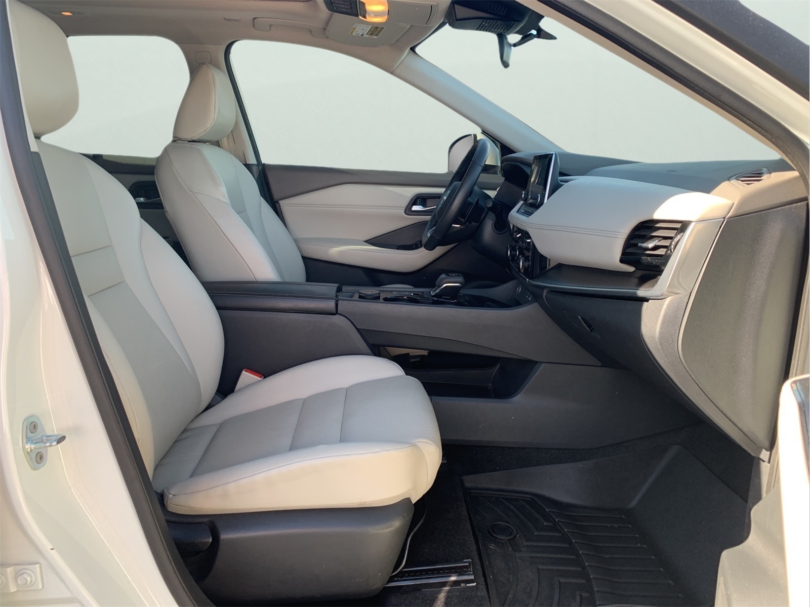 2023 Nissan Rogue SV photo 28