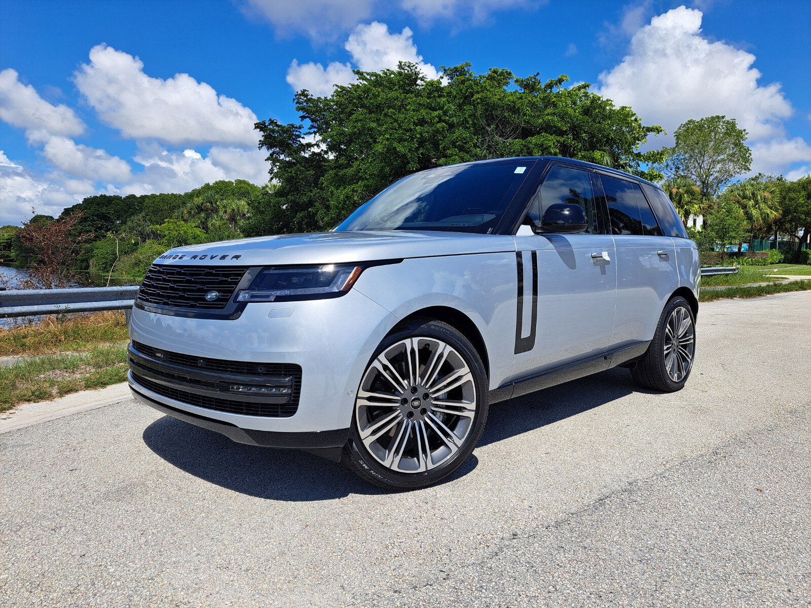 2025 Land Rover Range Rover SE's photo