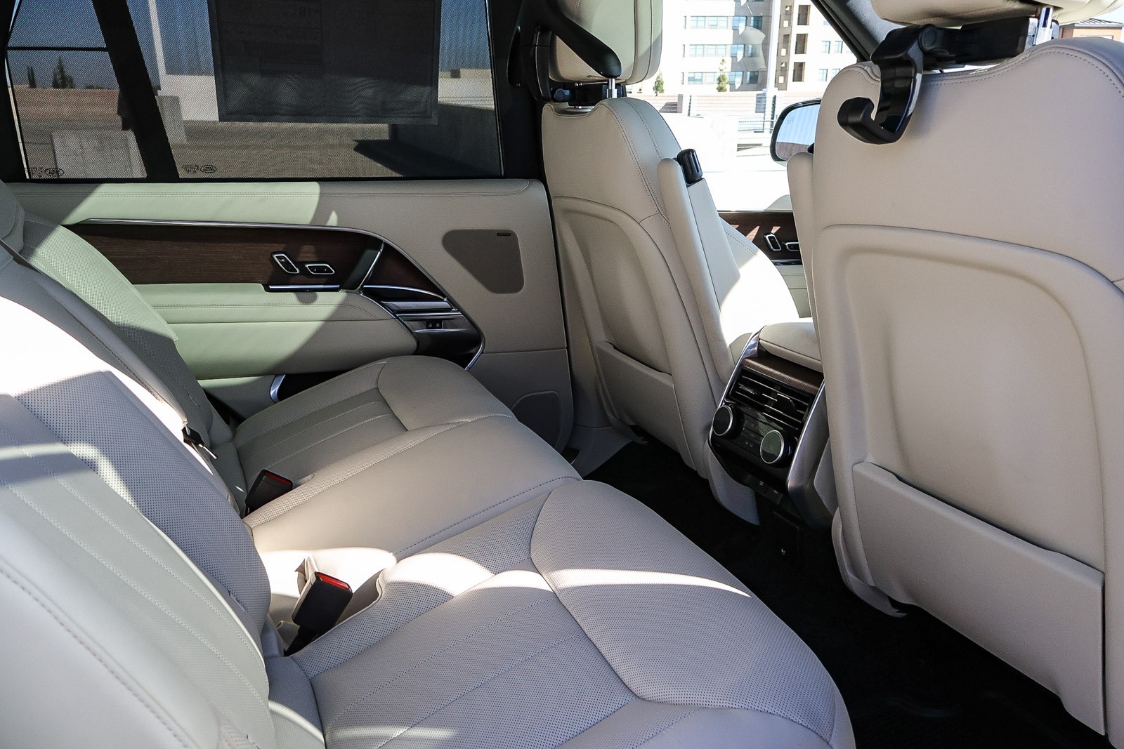 2025 Land Rover Range Rover SE photo 13