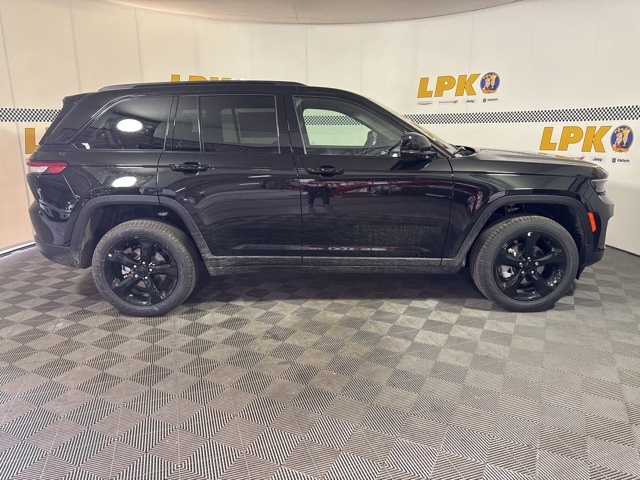 2025 Jeep Grand Cherokee Limited photo 2